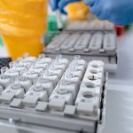 IA de código aberto prevê 1 bilhão de proteínas e expande o universo do AlphaFold