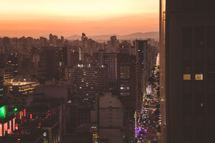 Gêmeos digitais com IA ajudam empresas a simular decisões Gêmeos digitais com IA ajudam empresas a simular decisões