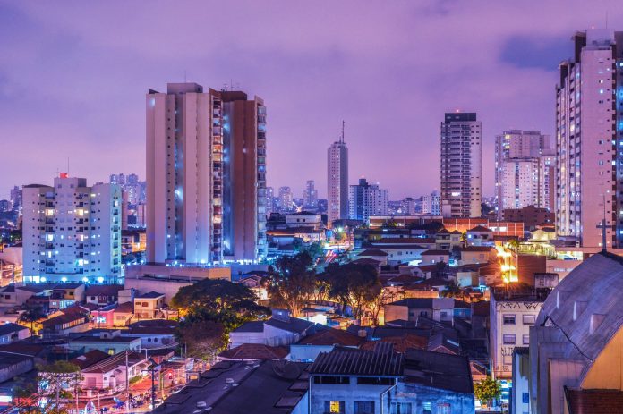 Lei do celular reduz distrações, mas expõe novos desafios nas escolas Lei do celular reduz distrações, mas expõe novos desafios nas escolas