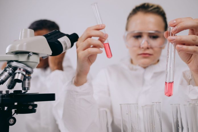 Estudo na Nature Medicine: LLMs genéricos superam ferramentas de IA médica dedicada