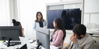 Pichai enfrenta vaias e saída em formatura de Stanford por contratos do Google Pichai enfrenta vaias e saída em formatura de Stanford por contratos do Google