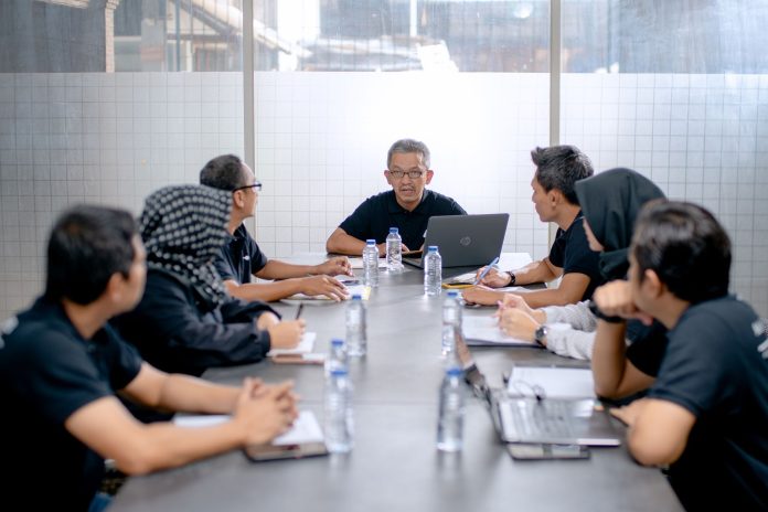 Relatório complica debate sobre IA e empregos ao apontar alta em contratações Relatório complica debate sobre IA e empregos ao apontar alta em contratações