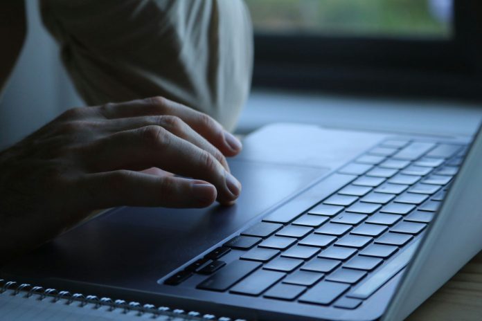Repositório malicioso expõe risco de agentes de código ao executar setup sem checagem Repositório malicioso expõe risco de agentes de código ao executar setup sem checagem