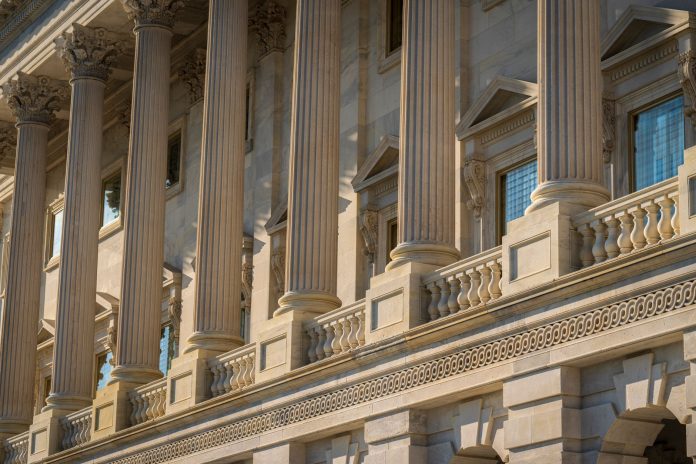 Trump assina ordem executiva sobre IA avançada e segurança cibernética Trump assina ordem executiva sobre IA avançada e segurança cibernética