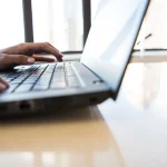 Anthropic integra navegador ao Claude Code para acelerar tarefas de programação