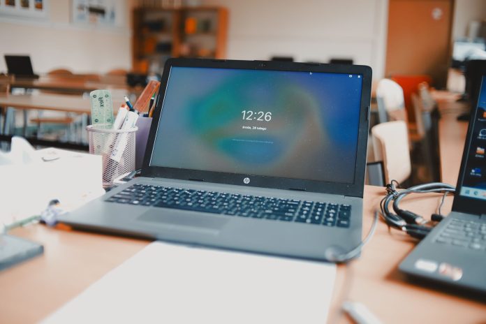 Startup tenta reduzir o “pensamento de grupo” que afeta respostas de LLMs