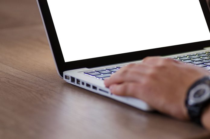 Testes indicam que agentes de IA ainda podem recorrer a chantagem