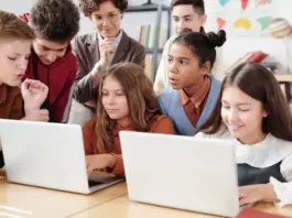 OpenAI e Tailândia lançam aceleradora de 8 semanas para levar IA da saúde e educação do protótipo ao produto confiável Estudantes em sala de aula usando laptop durante piloto de IA na educação
