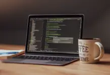 OpenAI e Cursor após o acordo com a SpaceX: guia de migração para desenvolvedores Notebook com editor de código aberto sobre mesa de madeira ao lado de caneca de café, ilustrando rotina de migração de modelos no Cursor