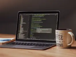 OpenAI e Cursor após o acordo com a SpaceX: guia de migração para desenvolvedores Notebook com editor de código aberto sobre mesa de madeira ao lado de caneca de café, ilustrando rotina de migração de modelos no Cursor