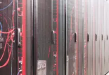 Como a OpenAI escalou o armazenamento para 1 bilhão de usuários do ChatGPT: o que é o Habitat Corredor de data center com racks de servidores iluminados, ilustrando armazenamento em escala