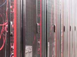 Como a OpenAI escalou o armazenamento para 1 bilhão de usuários do ChatGPT: o que é o Habitat Corredor de data center com racks de servidores iluminados, ilustrando armazenamento em escala