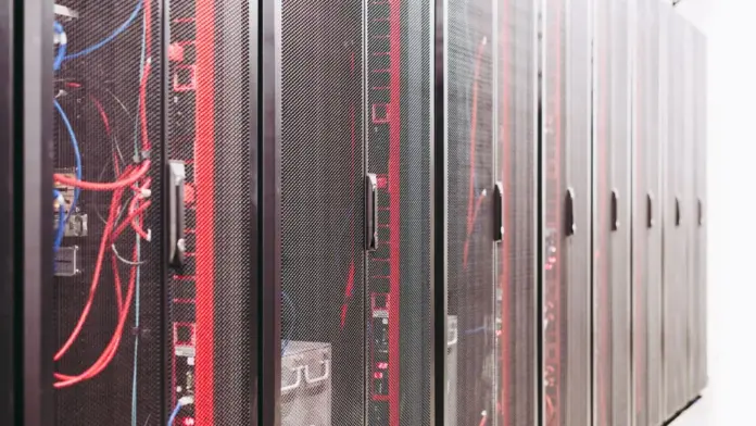 Corredor de data center com racks de servidores iluminados, ilustrando armazenamento em escala